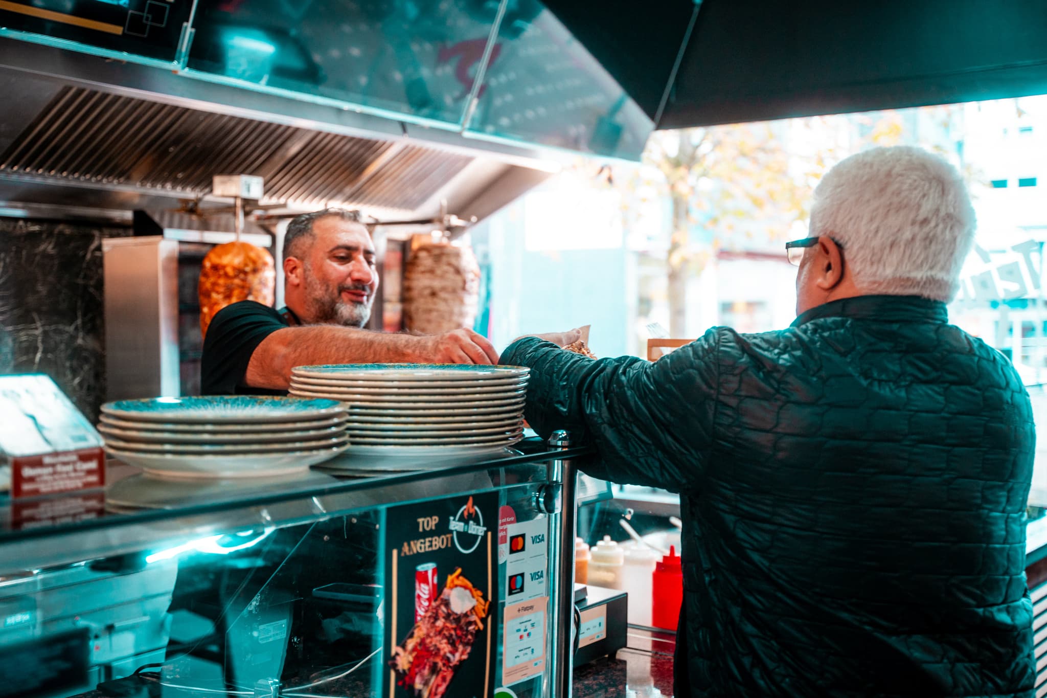 Team B Döner Theke mit Steak-Fleisch-Spieß in Monheim am Rhein